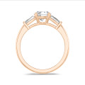 1.00 carat bague trilogie en or rouge avec un diamant de laboratoire rond et deux diamants de laboratoire baguettes de forme conique
