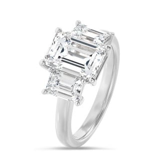 4.40 carat Bague trilogie en or blanc avec des diamants émeraude