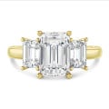 4.40 carat Bague trilogie en or jaune avec des diamants émeraude