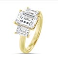 4.40 carat Bague trilogie en or jaune avec des diamants émeraude