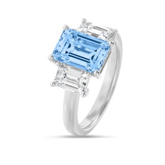 4.40 carat Bague trilogie en or blanc avec un diamant synthétique émeraude bleu et des diamants synthétiques blancs émeraude