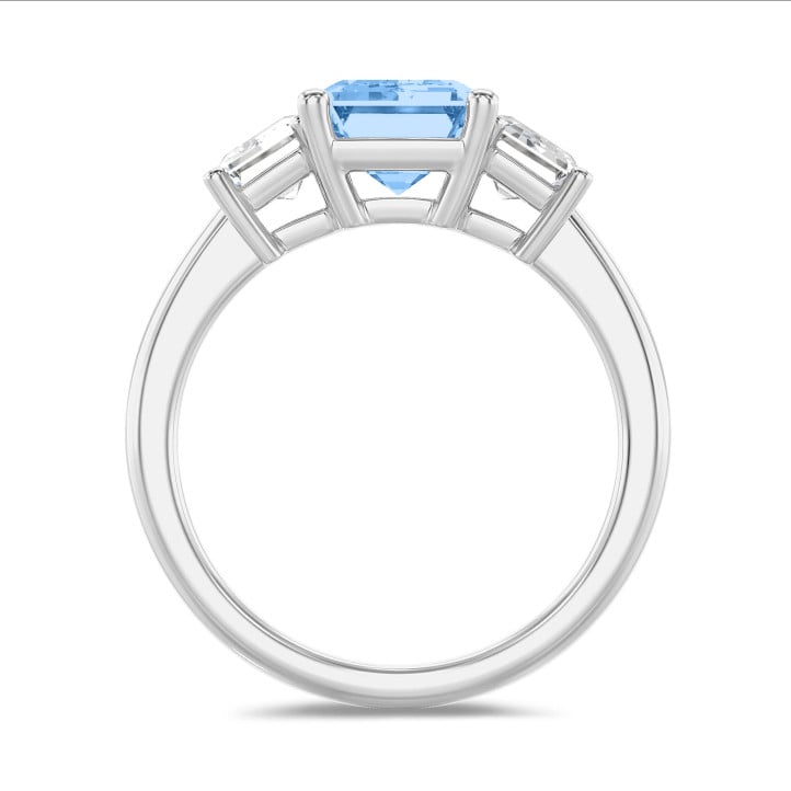 4.40 carat Bague trilogie en or blanc avec un diamant émeraude bleu et des diamants blancs émeraude