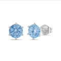 2.00 carats Boucles d'oreilles solitaires en or blanc avec des diamants synthétiques ronds bleus