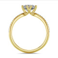 1.50 carat bague solitaire en or jaune avec diamants de laboratoire sur les côtés