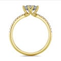 2.50 carat bague solitaire en or jaune avec diamants sur les côtés