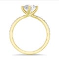 3.00 carat bague solitaire en or jaune avec diamant rond et diamants sur les côtés