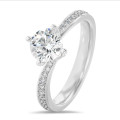 2.50 carat bague solitaire en platine avec diamant rond et diamants sur les côtés