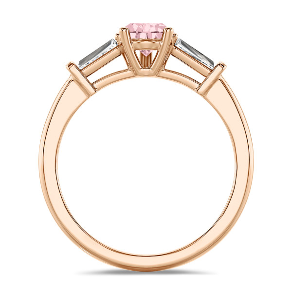 1.00 carat bague trilogie en or rouge avec un diamant synthétique poire rose et deux diamants synthétiques baguettes de forme conique