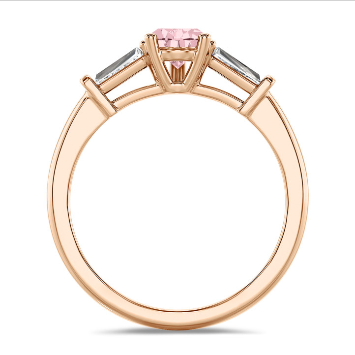 1.00 carat bague trilogie en or rouge avec un diamant synthétique poire rose et deux diamants synthétiques baguettes de forme conique