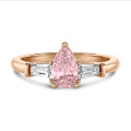 1.00 carat bague trilogie en or rouge avec un diamant synthétique poire rose et deux diamants synthétiques baguettes de forme conique