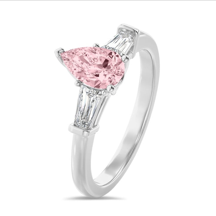 1.00 carat bague trilogie en platine avec un diamant synthétique poire rose et deux diamants synthétiques baguettes de forme conique