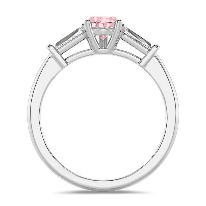1.00 carat bague trilogie en platine avec un diamant synthétique poire rose et deux diamants synthétiques baguettes de forme conique