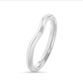 Alliance courbe en or blanc