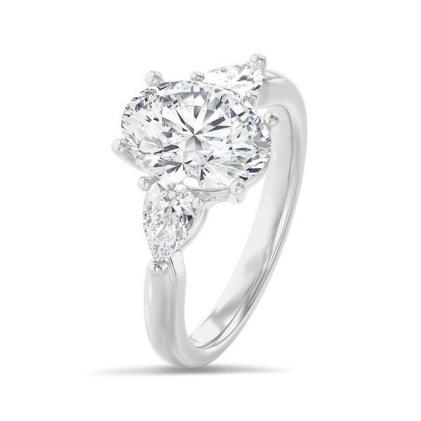 Bagues - Bague trilogie en or blanc avec un diamant ovale de 3.00 carats et deux diamants en forme de poire de 0.35 carat chacun.