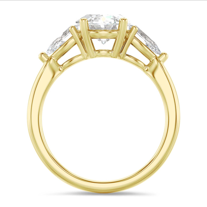 Bague trilogie en or jaune avec un diamant ovale de 3.00 carats et deux diamants en forme de poire de 0.35 carat chacun.