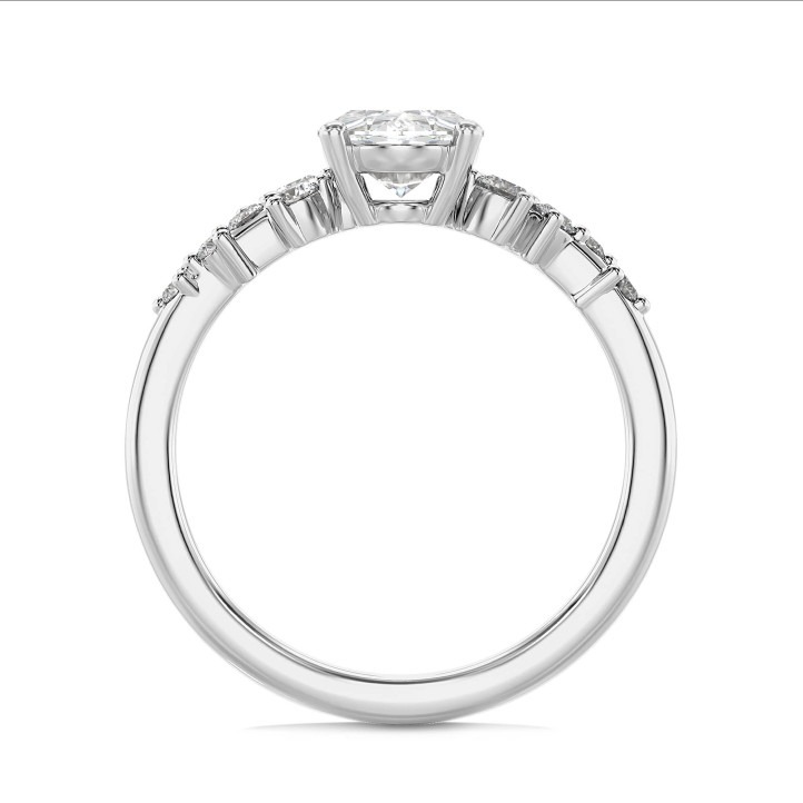 1.00 carat bague solitaire en grappe avec un diamant ovale en or blanc