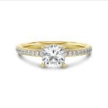 5.00 carats bague solitaire avec un diamant coussin en or jaune avec diamants sur les côtés