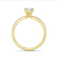 5.00 carats bague solitaire avec un diamant poire en or jaune avec diamants sur les côtés
