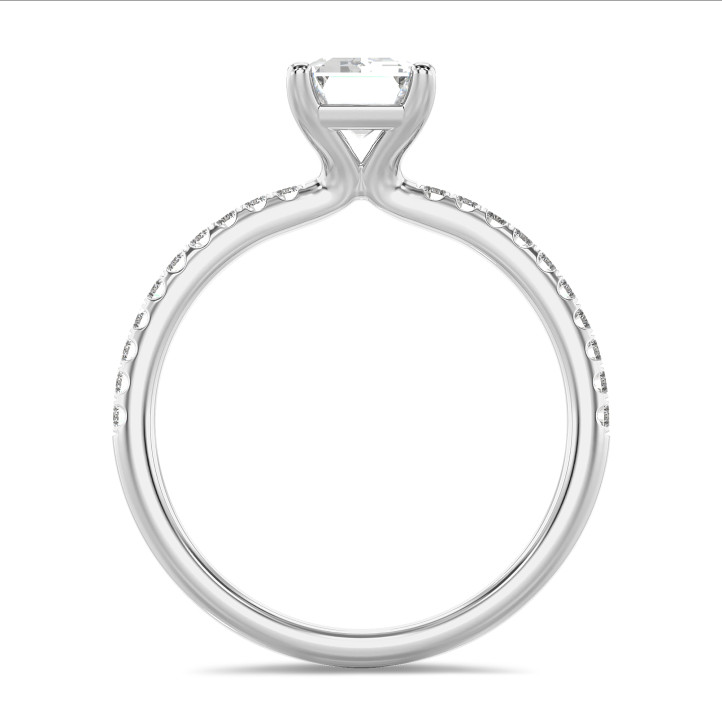 5.00 carats bague solitaire avec un diamant synthétique émeraude en or blanc avec diamants synthétiques sur les côtés