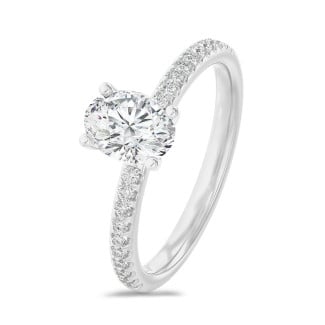 5.00 carats bague solitaire avec un diamant ovale en or blanc avec diamants sur les côtés