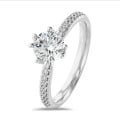 5.00 carat bague solitaire en or blanc avec diamants sur les côtés
