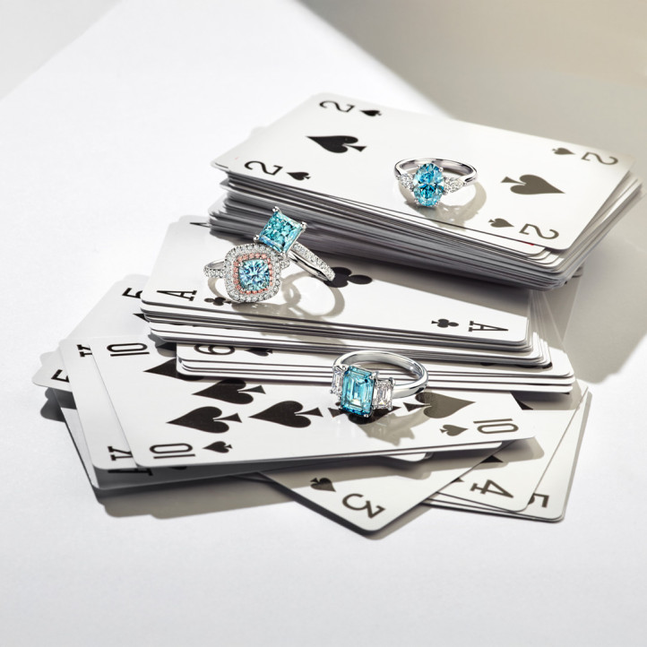 1.20 carats bague solitaire avec un diamant synthétique princesse bleu en or blanc avec diamants synthétiques sur les côtés