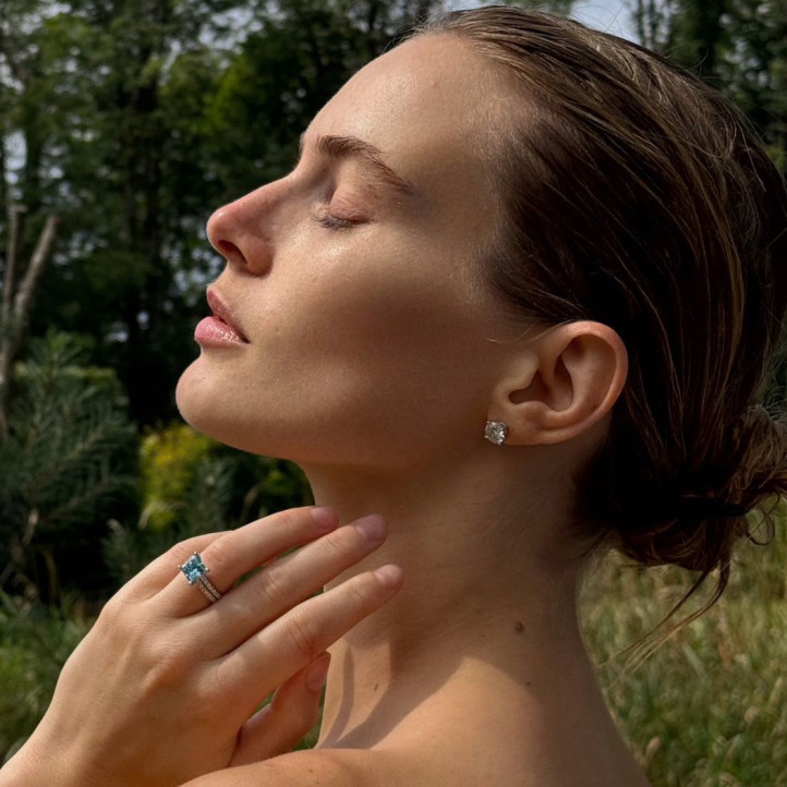 2.50 carats bague solitaire avec un diamant synthétique princesse bleu en or blanc avec diamants synthétiques sur les côtés