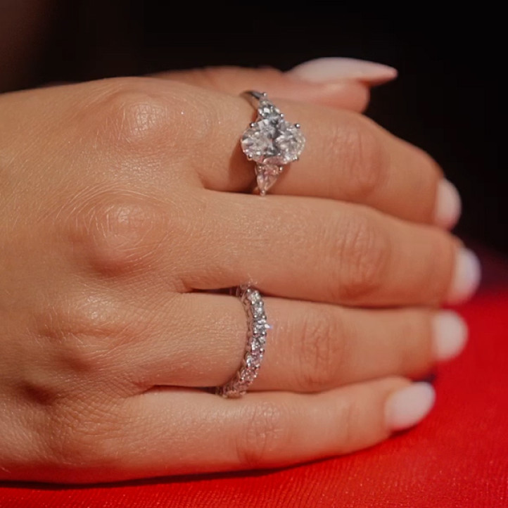 Bague De Fiançailles Or Blanc 14 Carats Avec 3 Diamants Ovales Simulés - Personnalisable