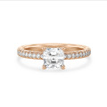 1.00 carats bague solitaire avec un diamant taille asscher en or rouge et diamants sur les côtés