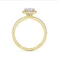 3.00 carats bague solitaire de type auréole avec un diamant taille asscher en or jaune et diamants ronds