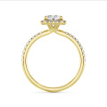 2.00 carat bague solitaire de type auréole avec un diamant de taille radiant synthétique en or jaune et diamants synthétiques ronds