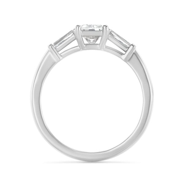 Bagues - 1.00 carat Bague trilogie en platine avec un diamant de taille radiant synthétique et deux diamants synthétiques baguettes de forme conique