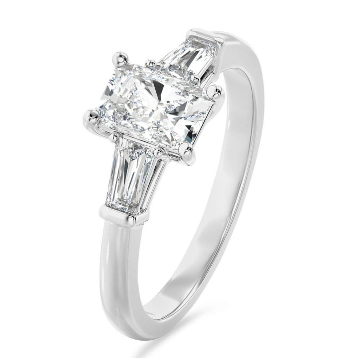 1.00 carat Bague trilogie en platine avec un diamant de taille radiant synthétique et deux diamants synthétiques baguettes de forme conique