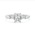 1.00 carat Bague trilogie en platine avec un diamant de taille radiant synthétique et deux diamants synthétiques baguettes de forme conique