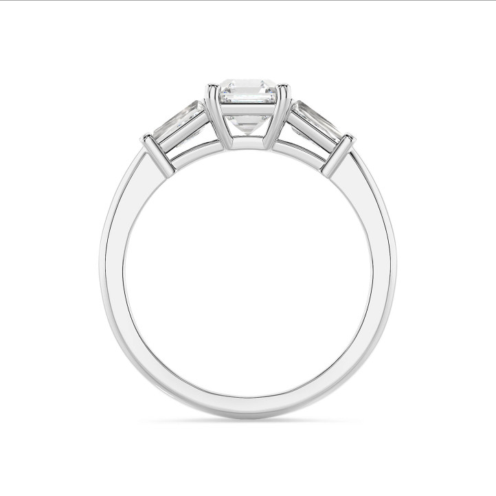 1.00 carat Bague trilogie en platine avec un diamant synthétique taille asscher et deux diamants synthétiques baguettes de forme conique