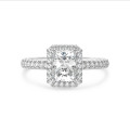 5.00 carat bague solitaire de type auréole avec un diamant de taille radiant en or blanc et diamants ronds