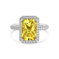 3.00 carat bague solitaire de type auréole avec un diamant jaune de taille radiant en or blanc
