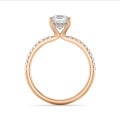 2.50 carats bague solitaire avec un diamant taille asscher et un halo caché en or rouge