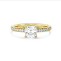 2.00 carats bague solitaire avec un diamant taille asscher et un halo caché en or jaune