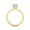 3.00 carats bague solitaire avec un diamant taille asscher et un halo caché en or jaune