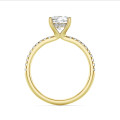 2.50 carats bague solitaire avec un diamant synthétique coussin et un halo caché en or jaune