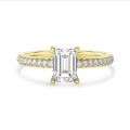 2.00 carats bague solitaire avec un diamant émeraude et un halo caché en or jaune
