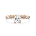 1.00 carats bague solitaire avec un diamant ovale et un halo caché en or rouge