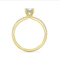1.00 carats bague solitaire avec un diamant ovale et un halo caché en or jaune