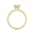 5.00 carats bague solitaire avec un diamant princess et un halo caché en or jaune