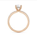 3.00 carat bague solitaire avec un diamant de taille radiant et un halo caché en or rouge