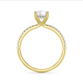 2.50 carat bague solitaire avec un diamant de taille radiant et un halo caché en or jaune