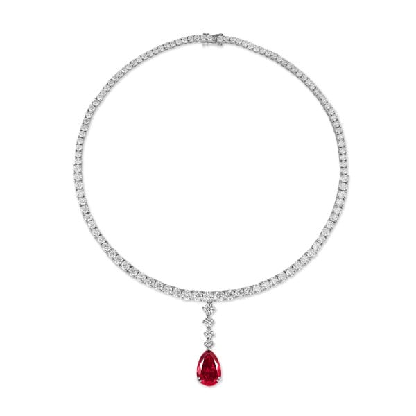 Search all PLP - One of a kind 34.90 carats collier dégradé en or blanc avec un diamant Fancy Vivid rouge de la taille poire