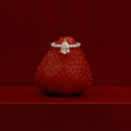 2.00 carats bague solitaire avec un diamant poire en or jaune avec diamants sur les côtés