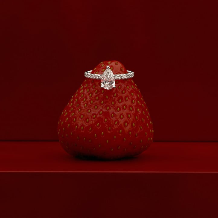 2.50 carats bague solitaire avec un diamant de laboratoire poire en or jaune avec diamants de laboratoire sur les côtés